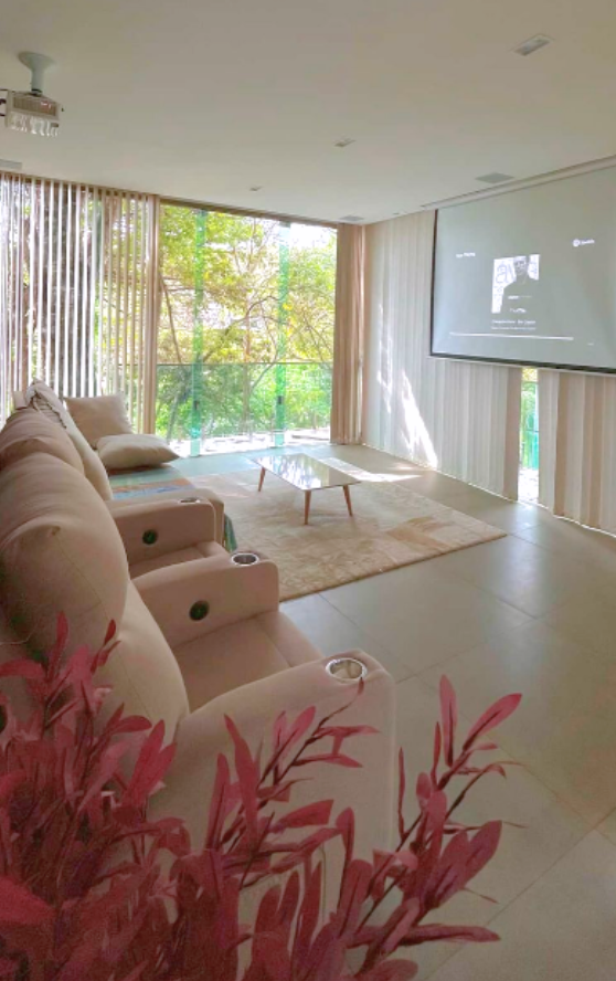 Sala de home theater com poltronas reclináveis